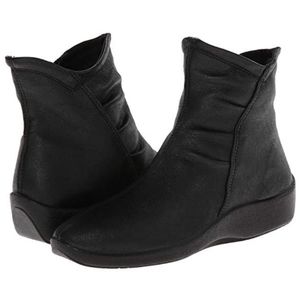 Like new Arcopedic L19 ankle boots